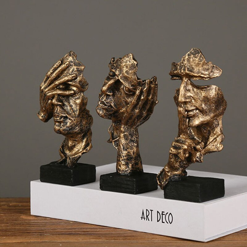Three monkeys with a message – a sculpture full of meaning