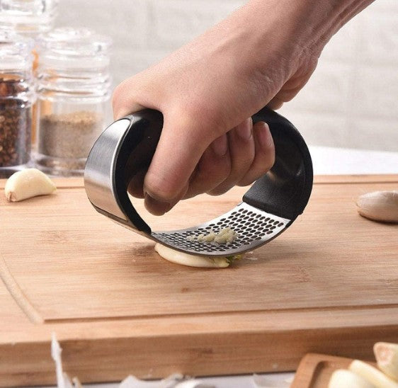 Simple manual garlic press