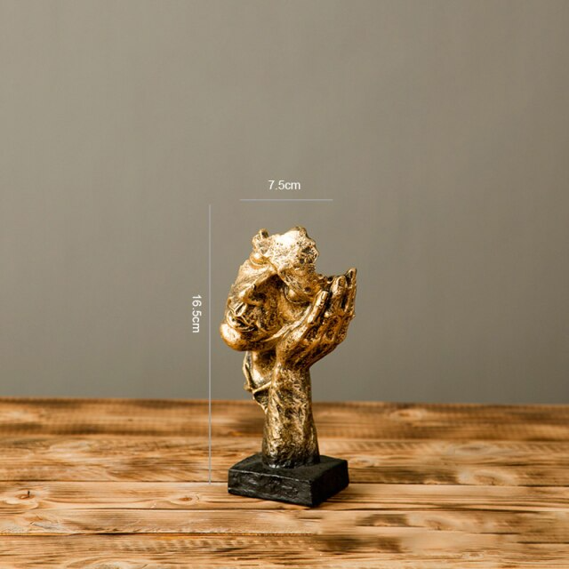 Three monkeys with a message – a sculpture full of meaning