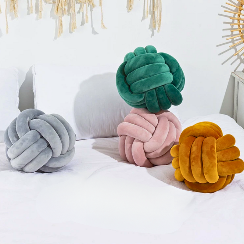 Scandinavian Knot Cushion made of Velvet