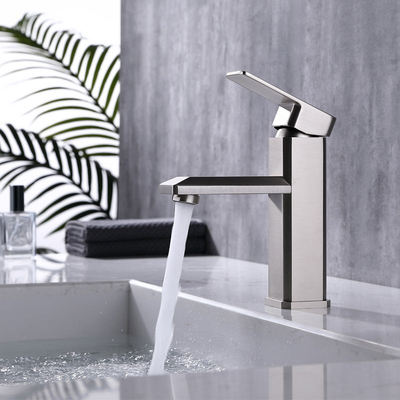 Single Hole Faucet 6.69" H Modern Low Arc Bathroom Faucet