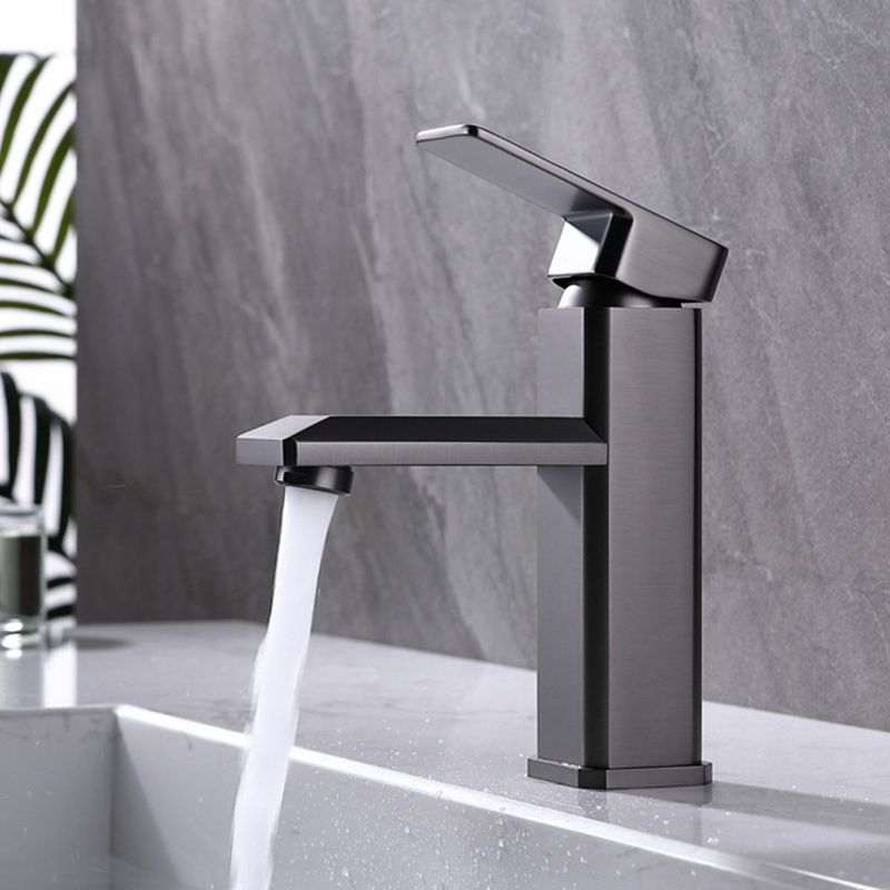 Single Hole Faucet 6.69" H Modern Low Arc Bathroom Faucet