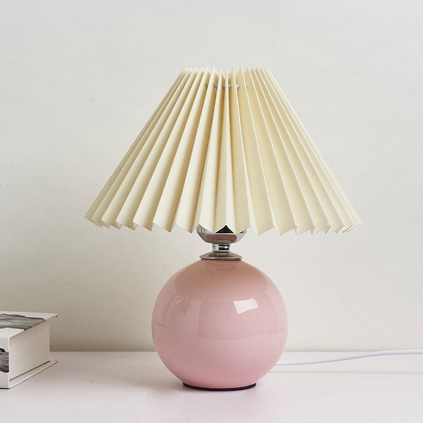Nordic minimalist 1-light table lamp made of ceramic with pleats