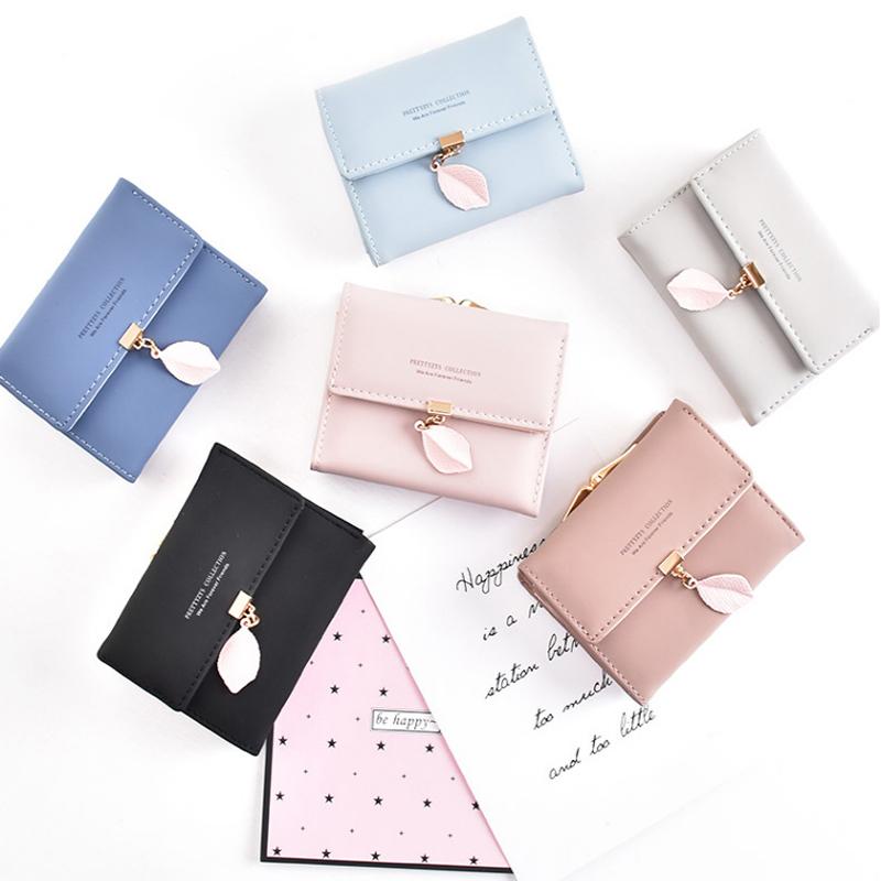 Short wallet with three folds and leaf decor