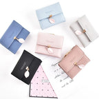 Short wallet with three folds and leaf decor