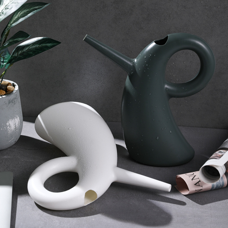 Watering can with extended spout – Elegant design for precise watering