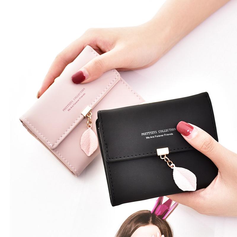 Short wallet with three folds and leaf decor