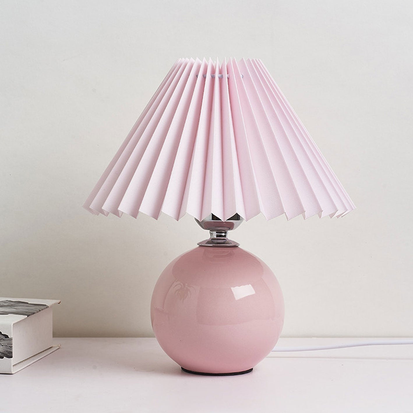 Nordic minimalist 1-light table lamp made of ceramic with pleats