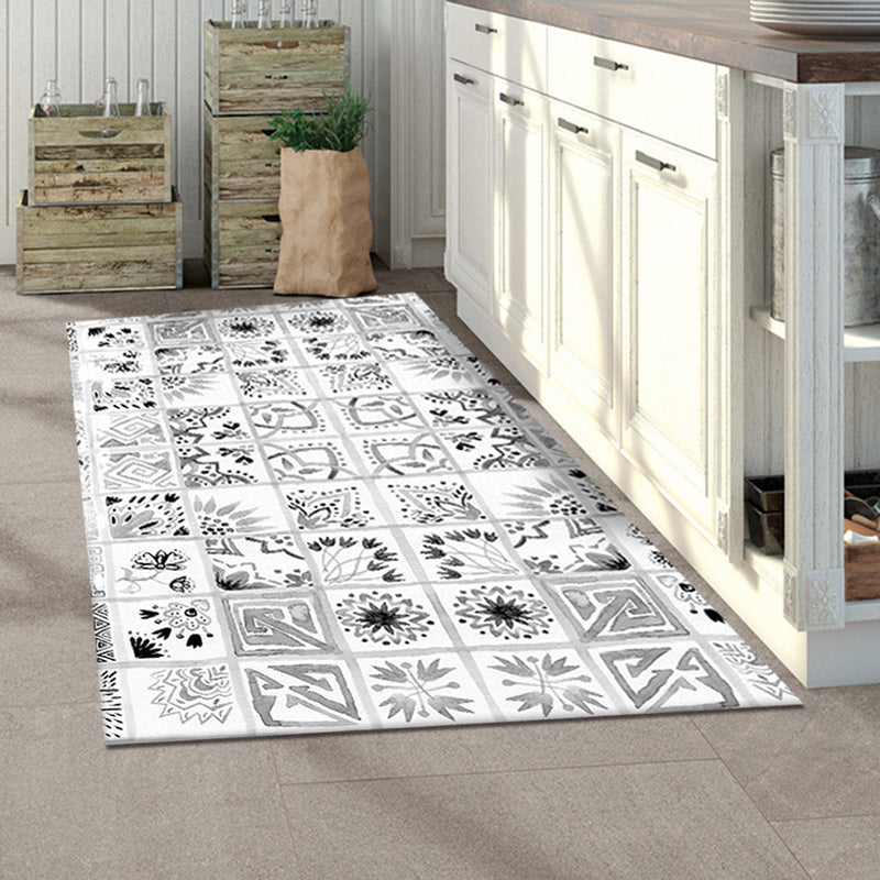 Oriental Flower Square Pattern Carpet in White Moroccan Carpet Polyester Non-Slip Back Carpet for Bedroom