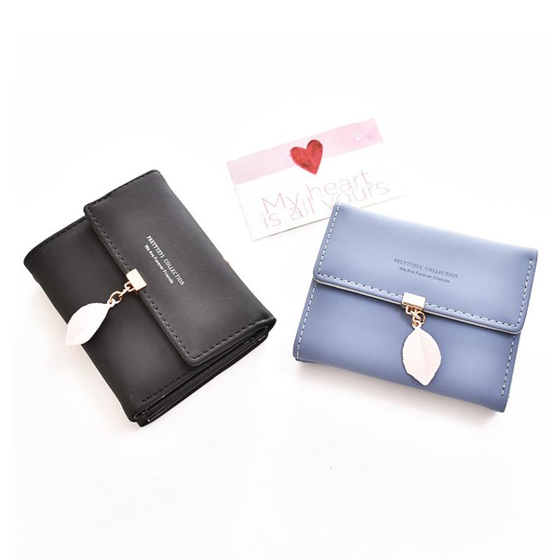 Short wallet with three folds and leaf decor