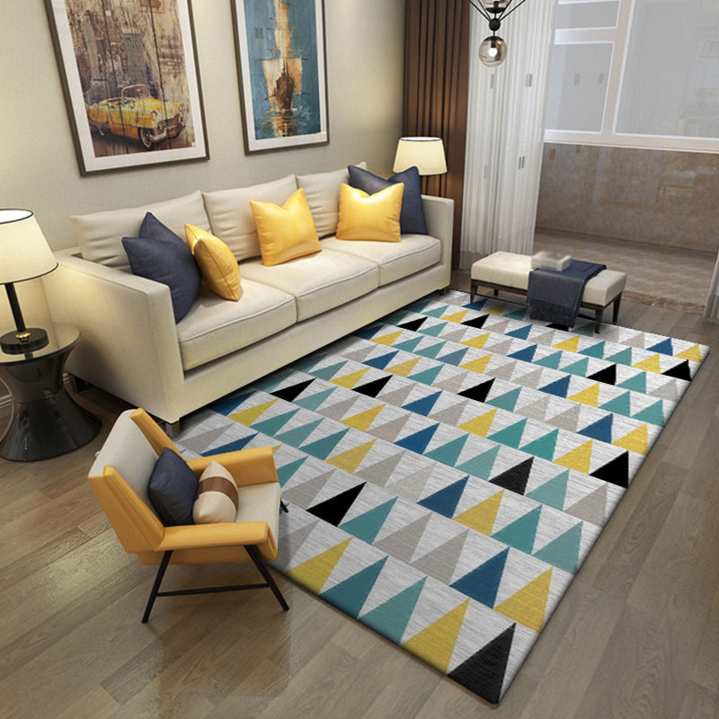 Modern rug for the living room in gray with geometric triangle print rug made of polyester, stain-resistant rug for the area