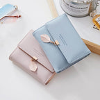 Short wallet with three folds and leaf decor