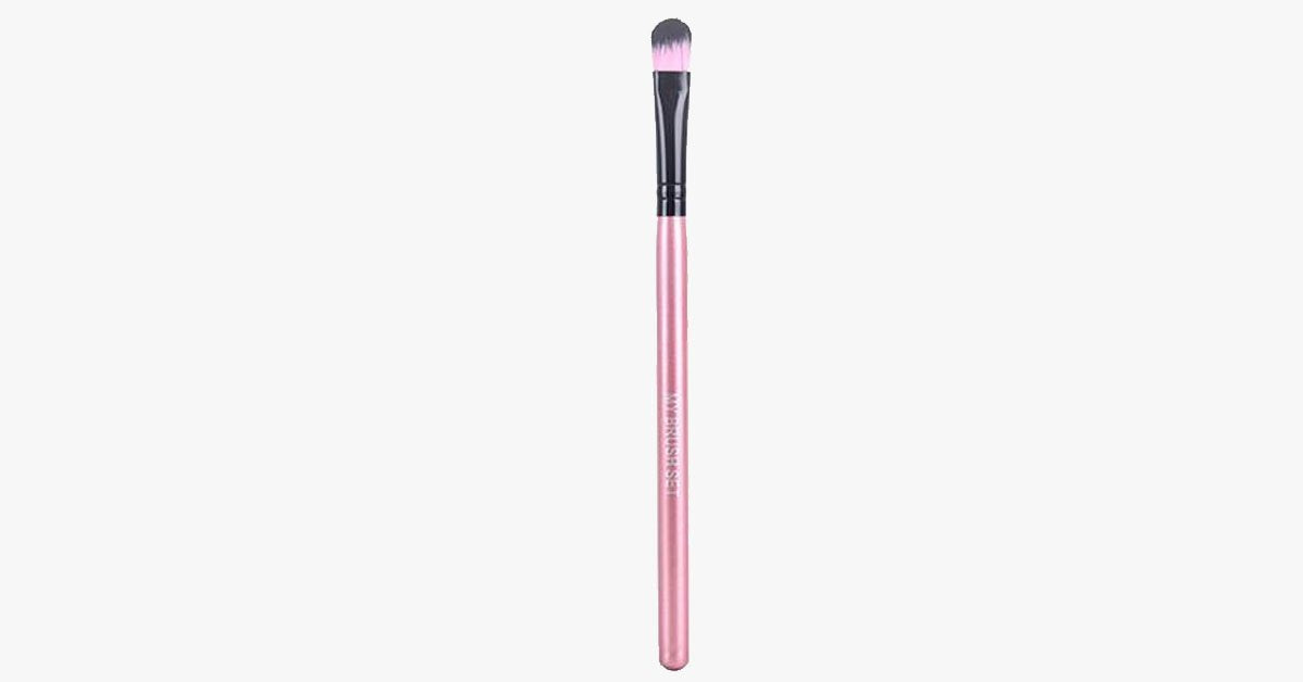Large Eyeshadow Brush with Wide Bristles - Effectively Blends Your Eyeshadow!