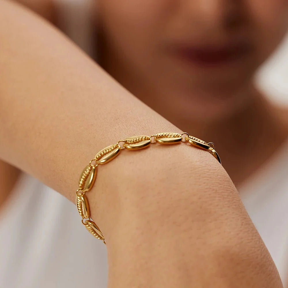 18k Dainty Cowrie Shell Bracelet