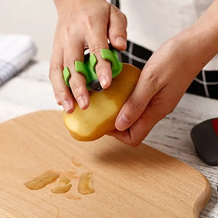 Safe peeling with finger grip for fruit and vegetable peeler
