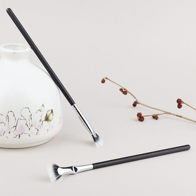 Wavy Eyelash Brush