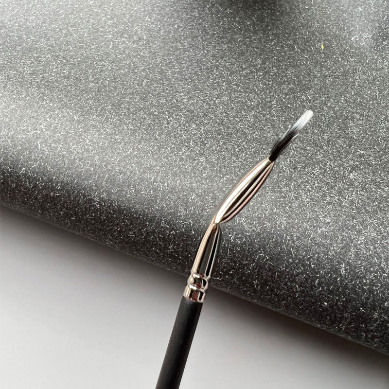 Wavy Eyelash Brush