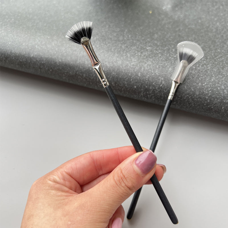 Wavy Eyelash Brush