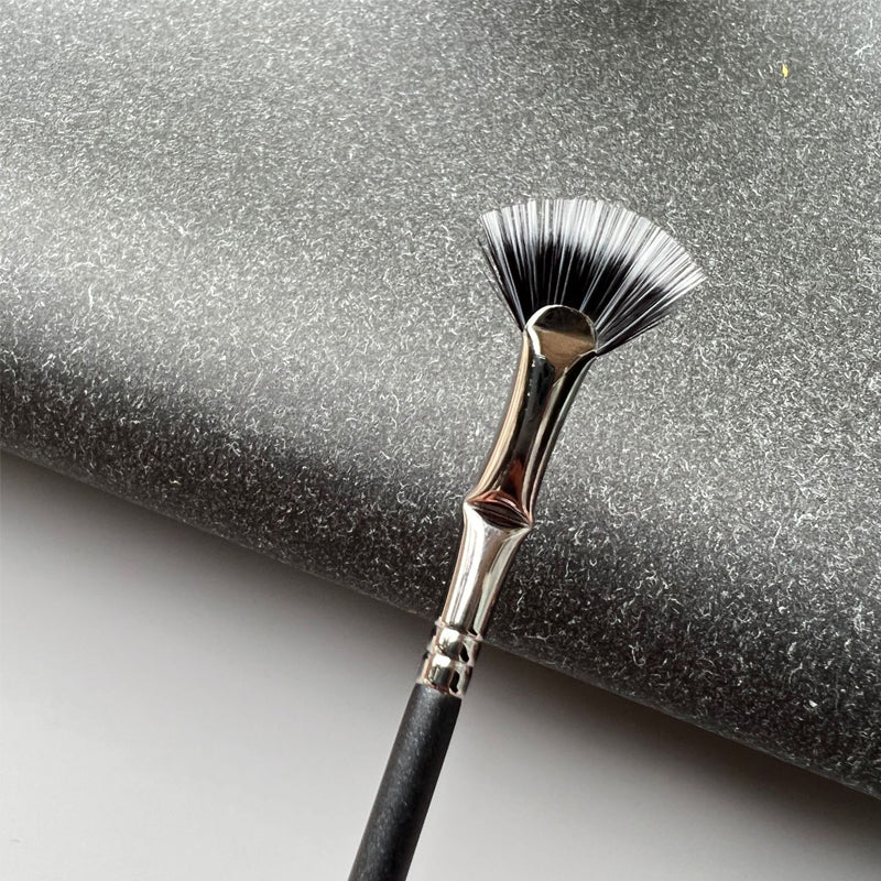 Wavy Eyelash Brush