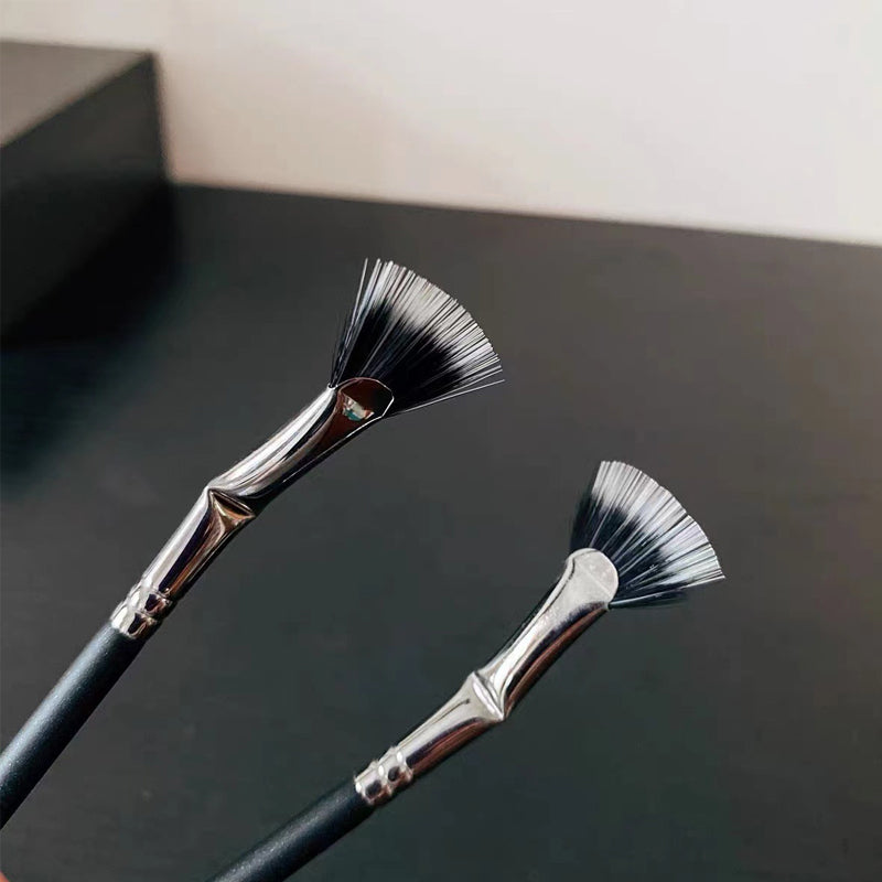Wavy Eyelash Brush