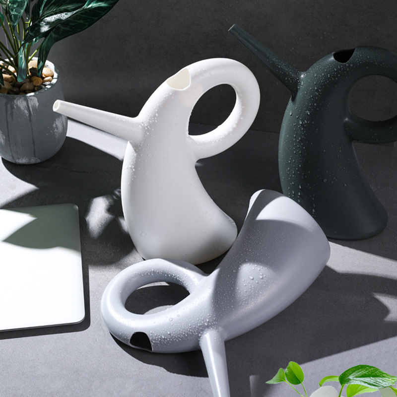 Watering can with extended spout – Elegant design for precise watering