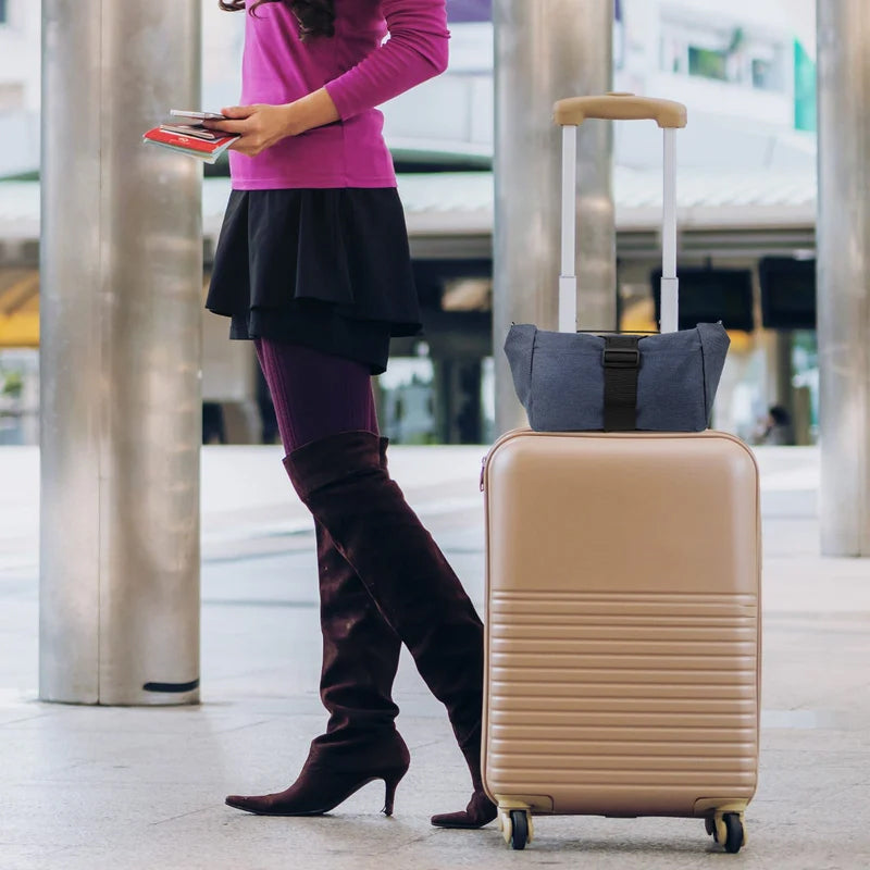 Elastic fastening belt for luggage
