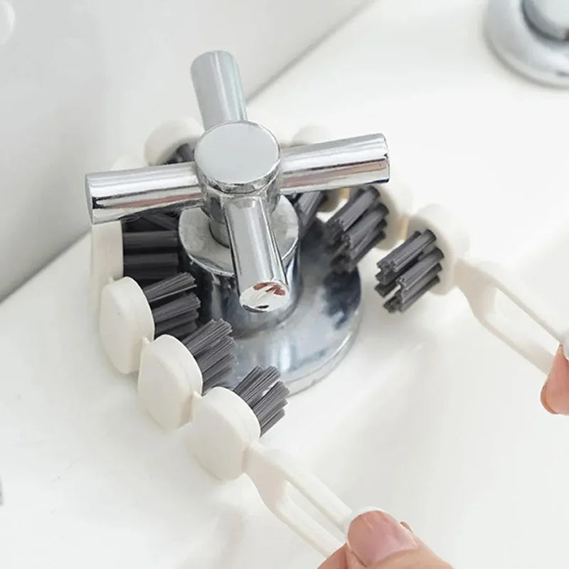 Flexible multifunctional cleaning brush