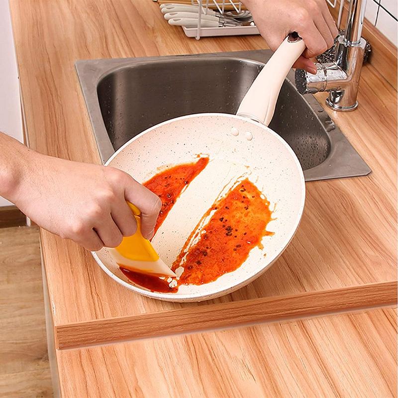 Oil-resistant cleaning scraper