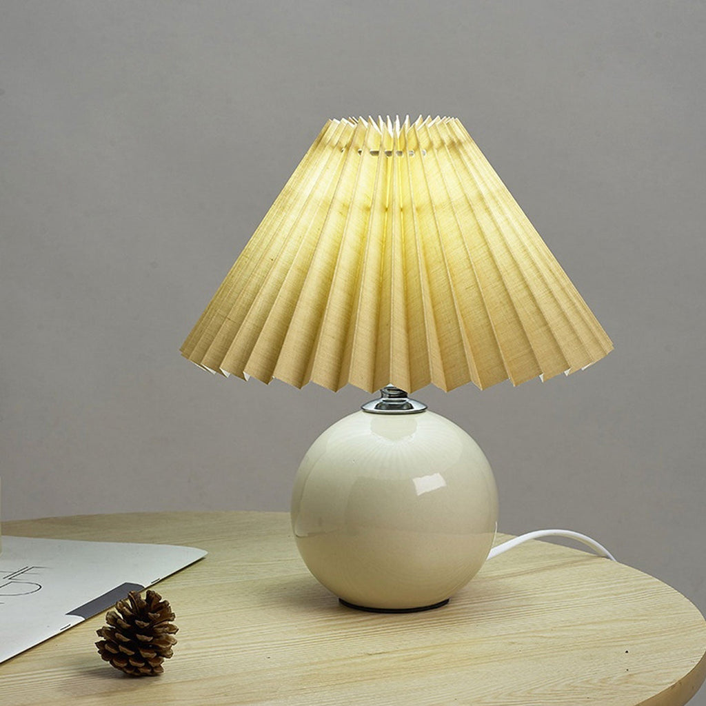 Nordic minimalist 1-light table lamp made of ceramic with pleats