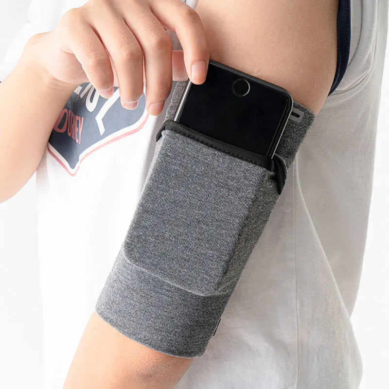 Adjustable Running Phone Holder with Earbud Compartment – Suitable for Arm Circumference of 26-42 cm, Compatible with iPhone and Galaxy