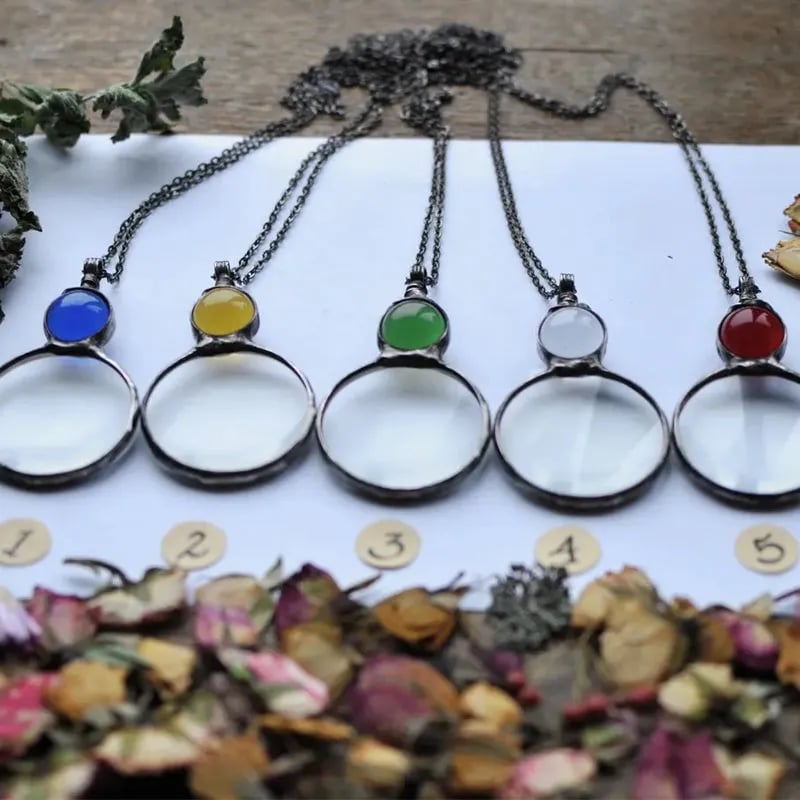 Necklace with magnifying pendant