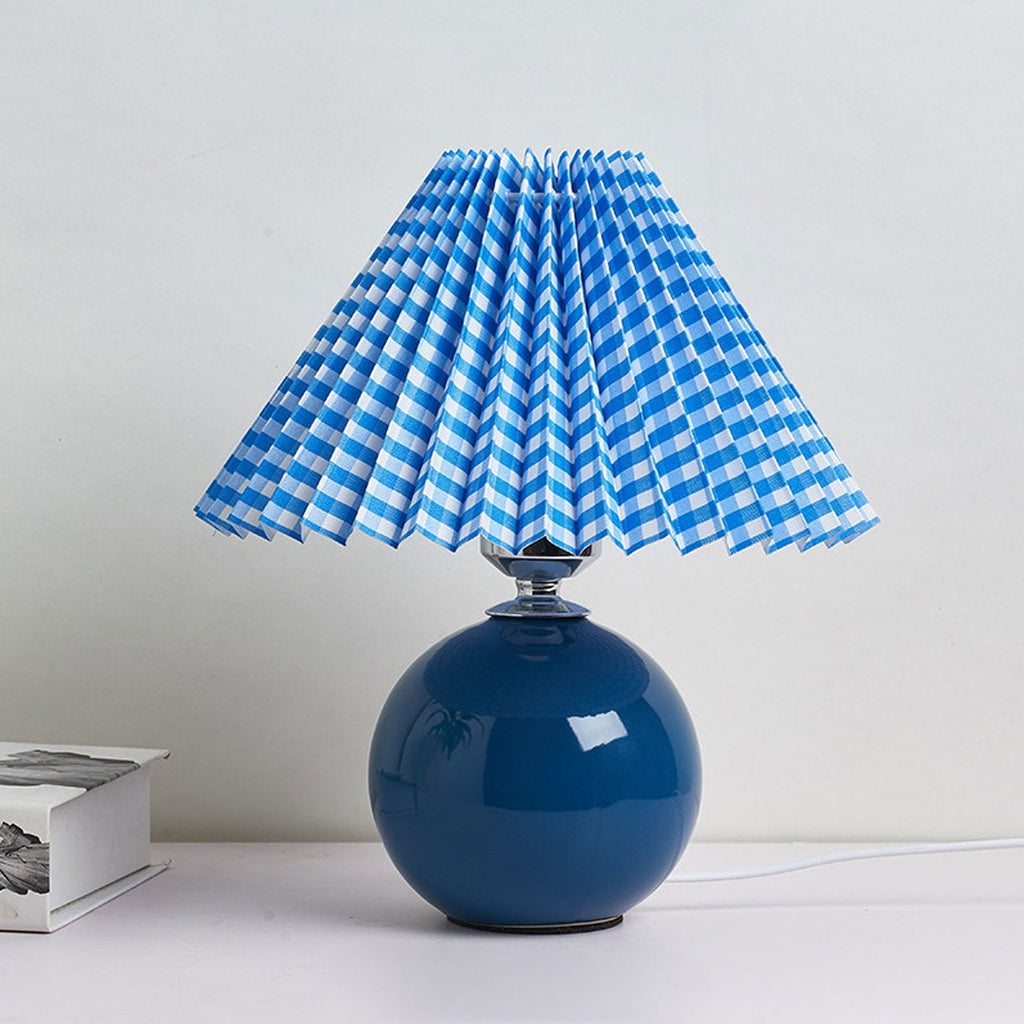 Nordic minimalist 1-light table lamp made of ceramic with pleats
