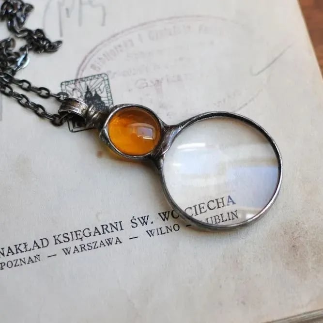 Necklace with magnifying pendant