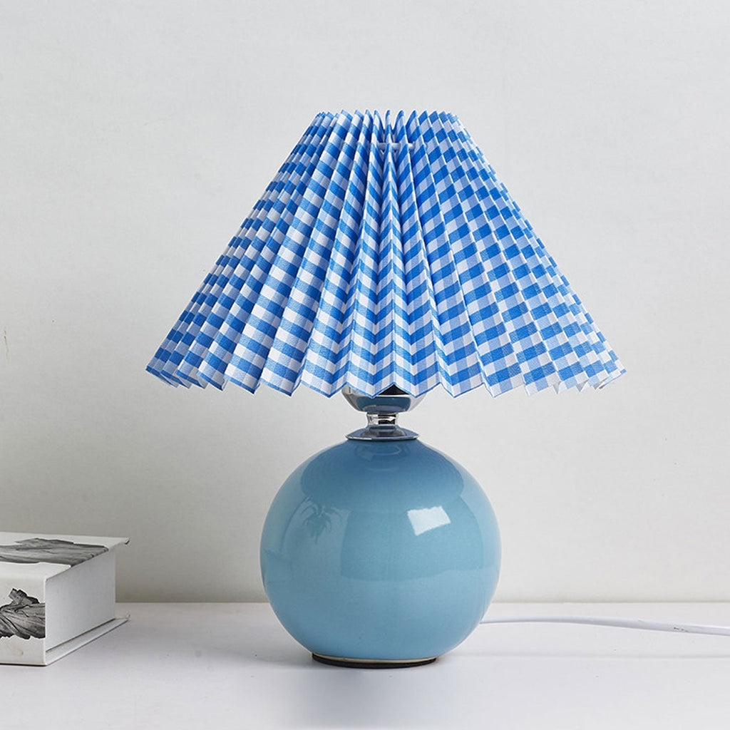 Nordic minimalist 1-light table lamp made of ceramic with pleats