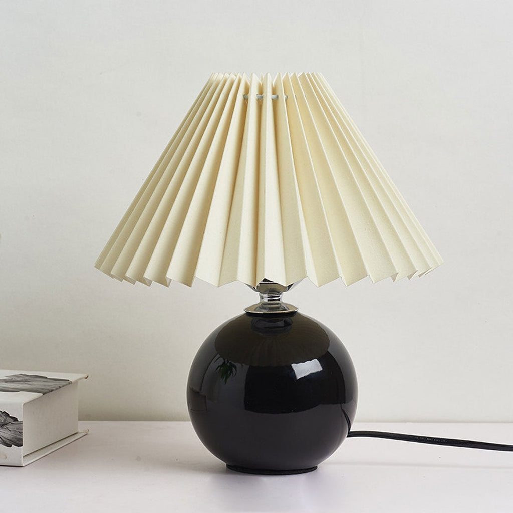 Nordic minimalist 1-light table lamp made of ceramic with pleats