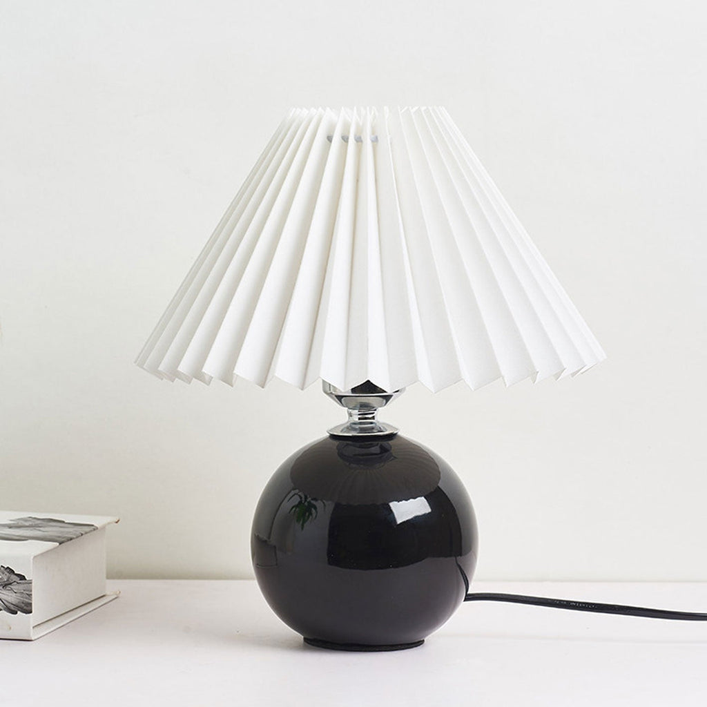 Nordic minimalist 1-light table lamp made of ceramic with pleats