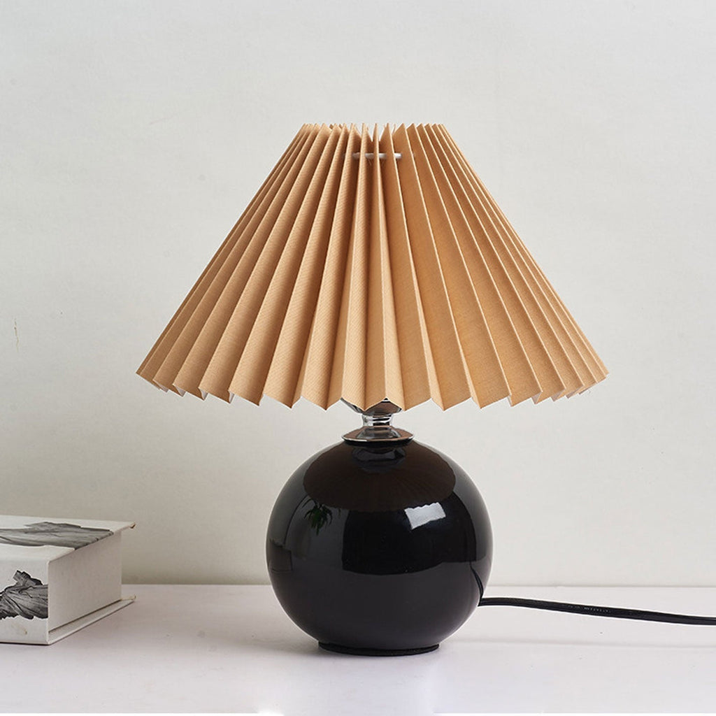 Nordic minimalist 1-light table lamp made of ceramic with pleats