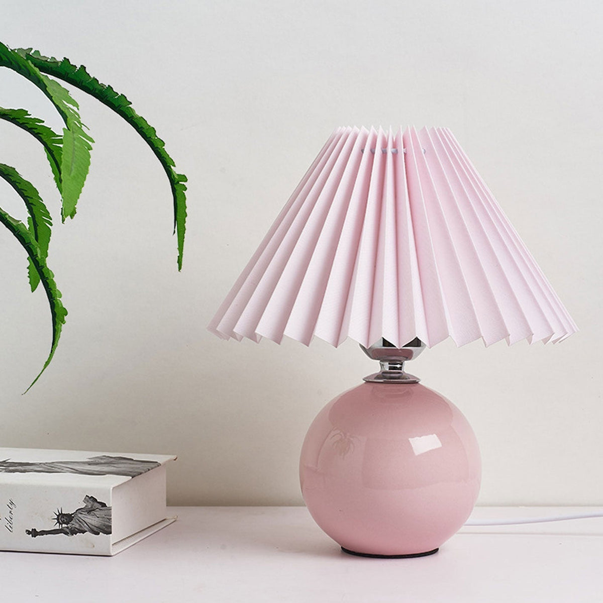 Nordic minimalist 1-light table lamp made of ceramic with pleats