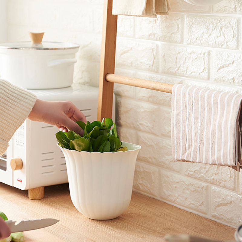 Wall-mounted trash can for the kitchen