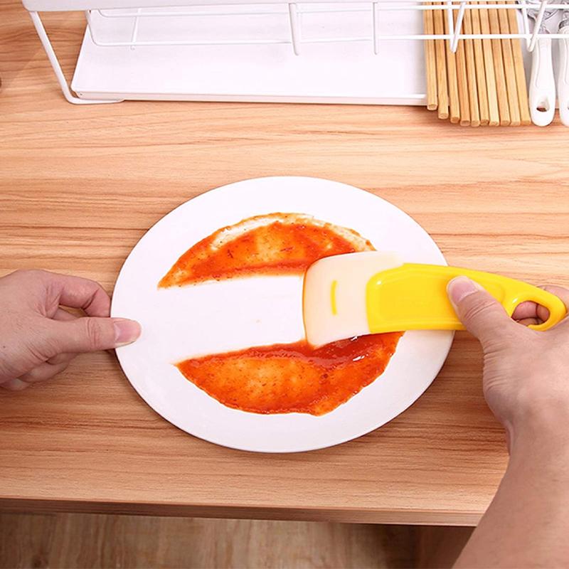 Oil-resistant cleaning scraper