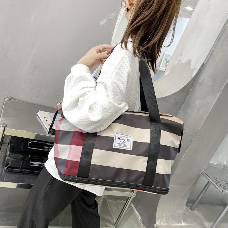 Fashionable checked travel bag