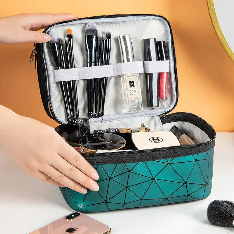 GlamVista - The ideal makeup pouch - Practical and stylish - Travel in style!