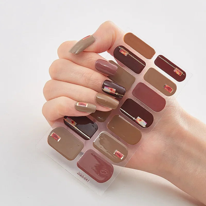 GlitzNail – Festive Christmas Nails Quick, Complete Without Salon