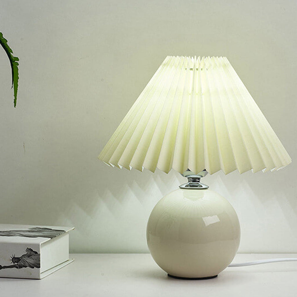 Nordic minimalist 1-light table lamp made of ceramic with pleats