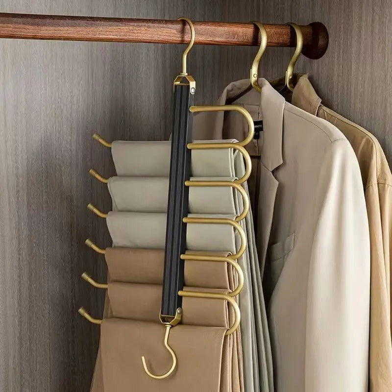 Space-saving trouser hangers from Gardudu made of aluminum