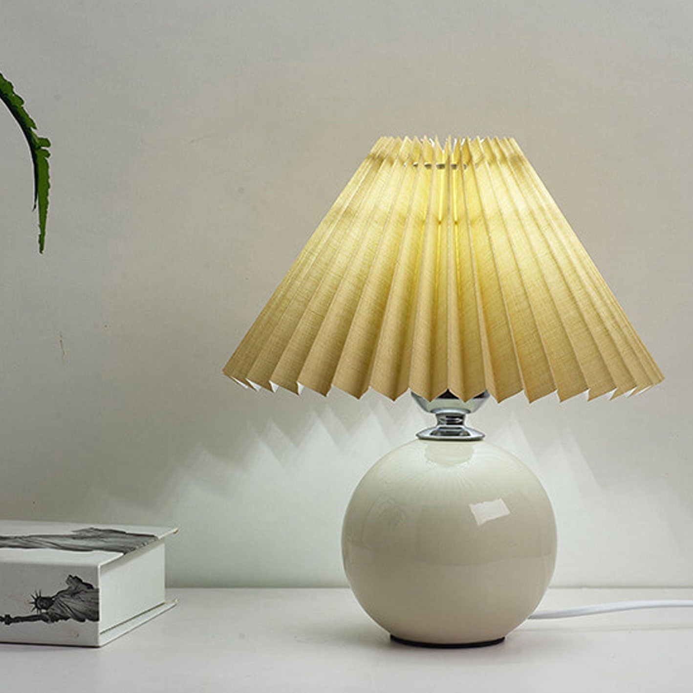 Nordic minimalist 1-light table lamp made of ceramic with pleats