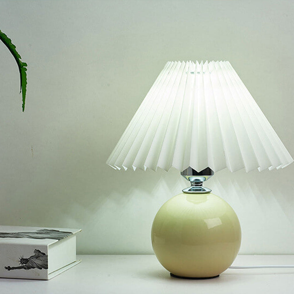 Nordic minimalist 1-light table lamp made of ceramic with pleats