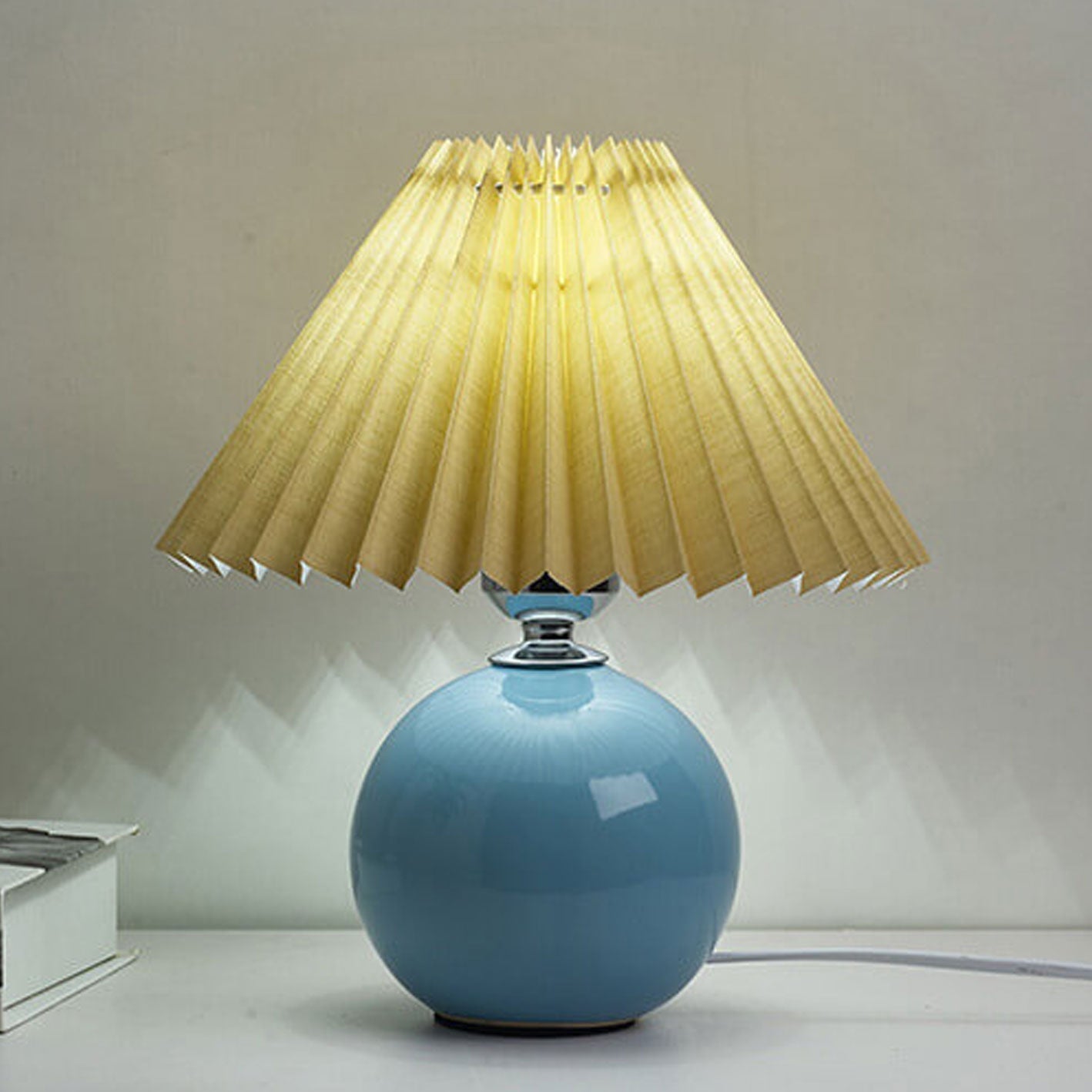 Nordic minimalist 1-light table lamp made of ceramic with pleats