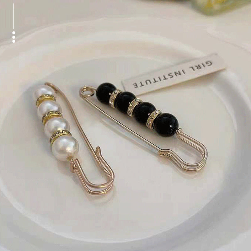 Brooch made of pearls and alloy