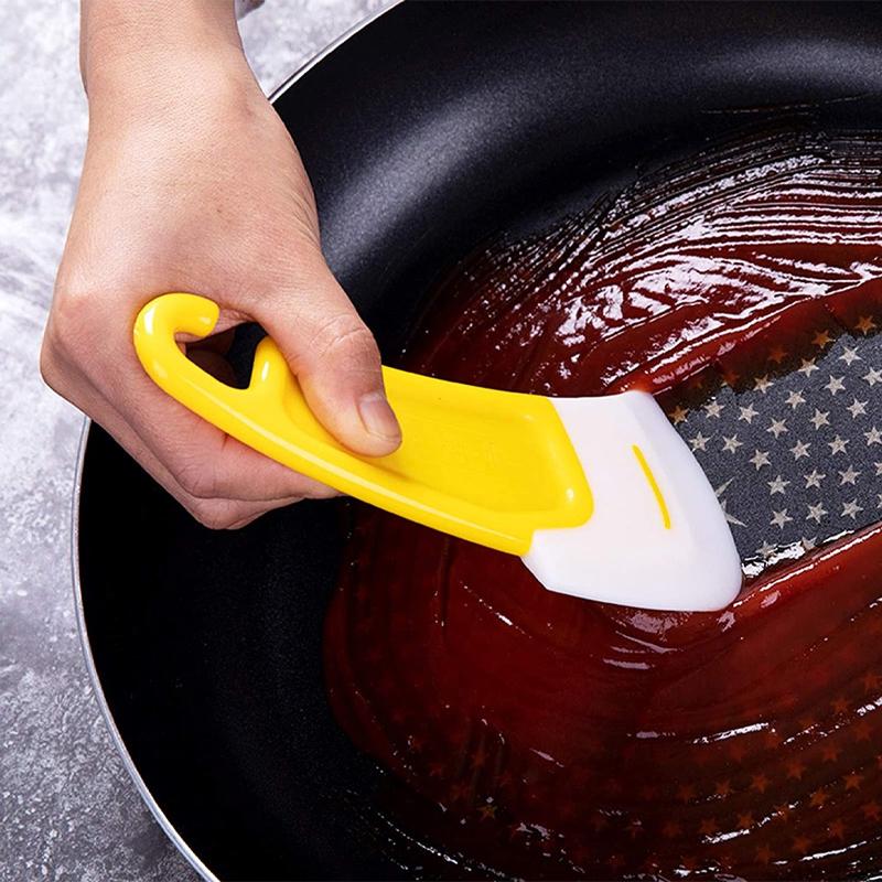 Oil-resistant cleaning scraper